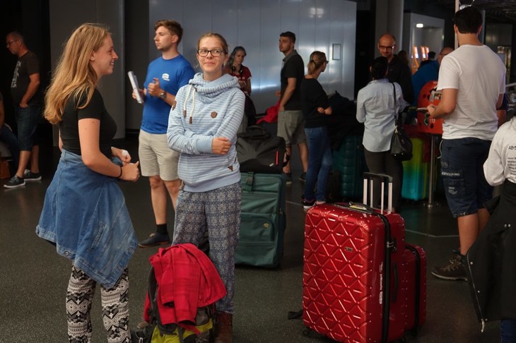 Bild am Flughafen mit gepackten Koffern | © Emily Wördenweber