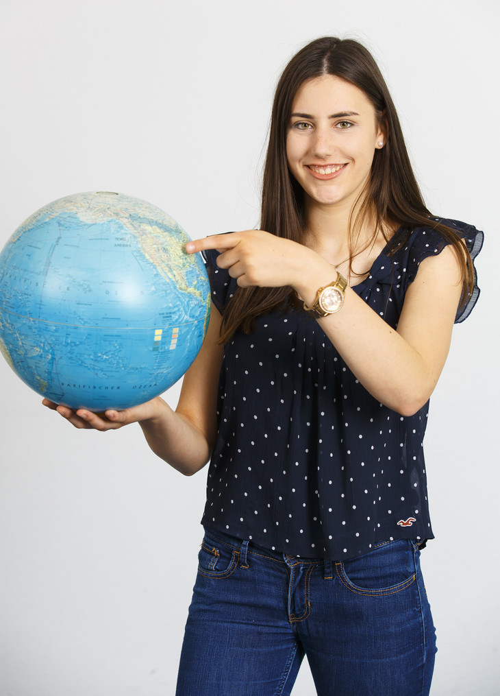 Hanna hält einen Globus in den Händen  | © MRN GmbH