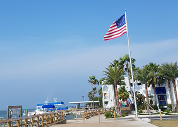 USA-Flagge hängt am Strand  | © Hanna Vogel