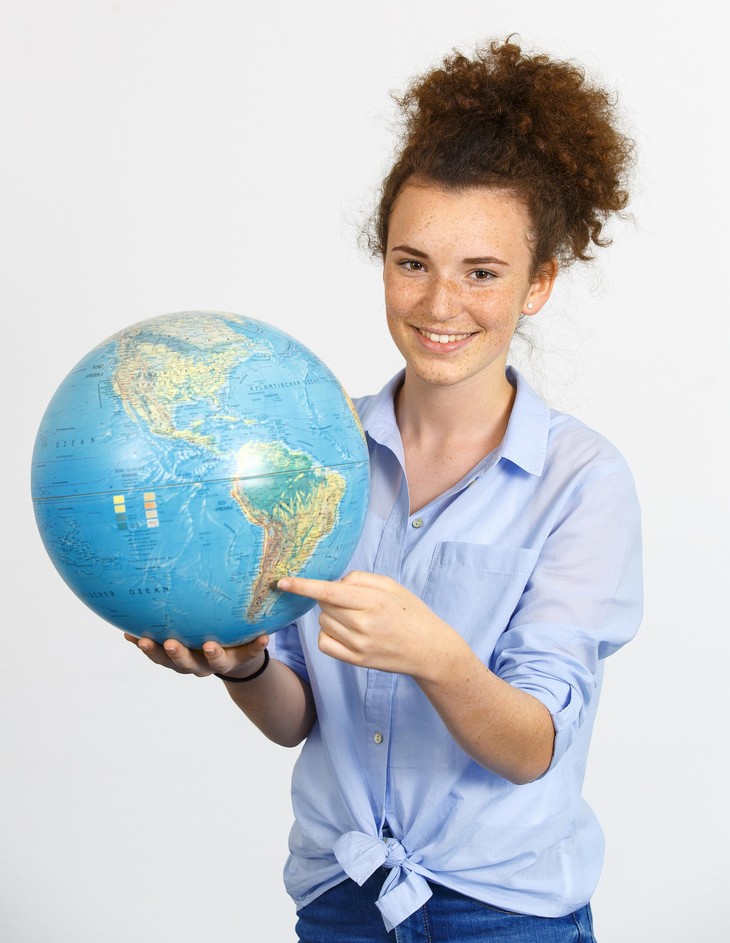 Luise hält Globus in der Hand  | © MRN GmbH