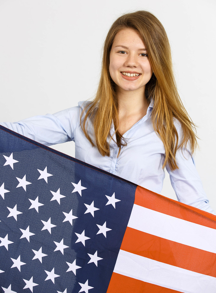 Marei-Jo hält USA-Flagge  | © MRN GmbH