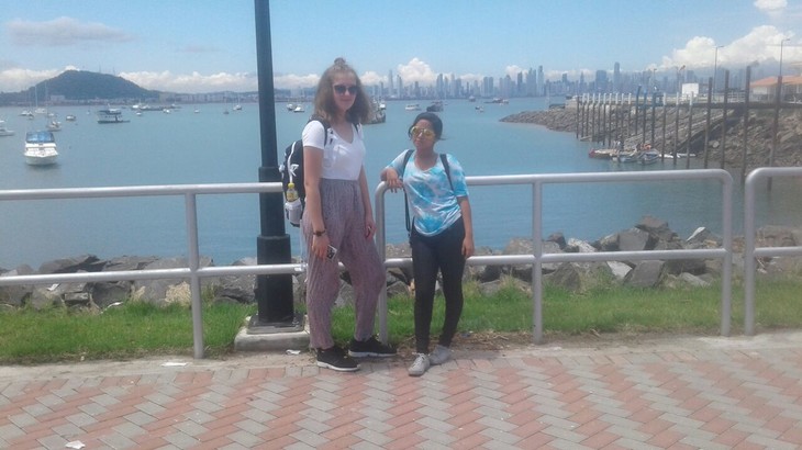 Meine Schwester und ich vor der Skyline von Panama | © Miriam Weis 