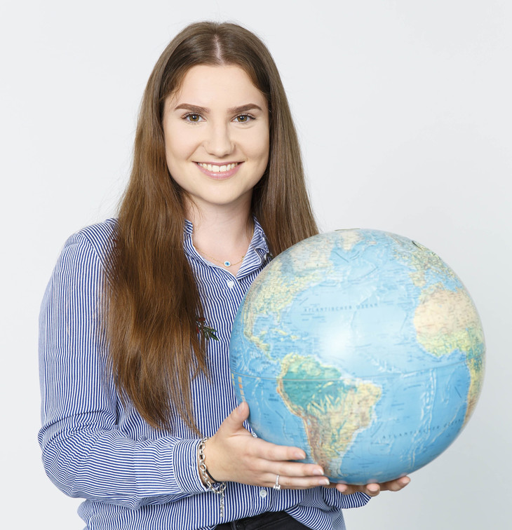 Lea-Elif hält einen Globus in der Hand  | © MRN GmbH