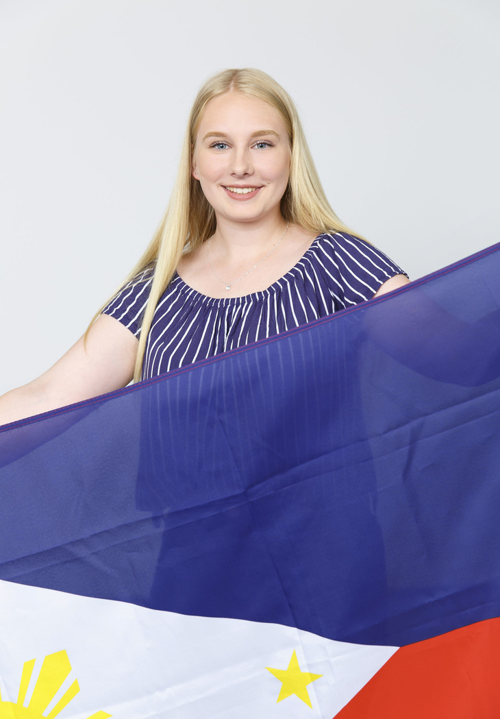 Ronja hält Philippinische Flagge | © MRN GmbH
