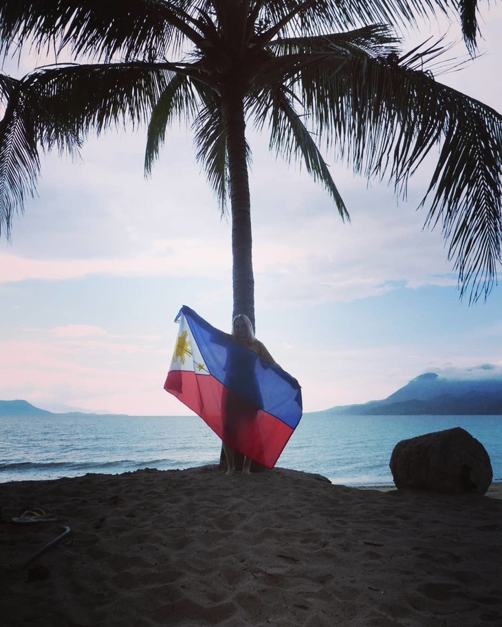 Ronja am Strand mit Flagge von den Philippinen  | © Ronja Leonhardt