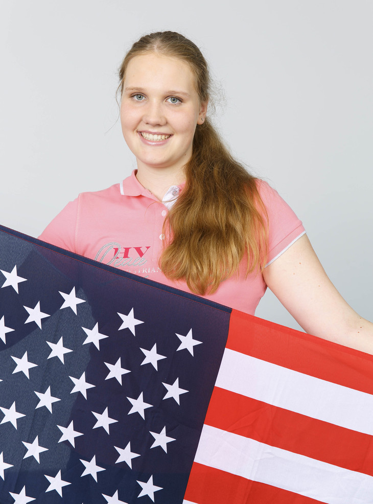 Louisa hält USA-Flagge | © MRN GmbH 