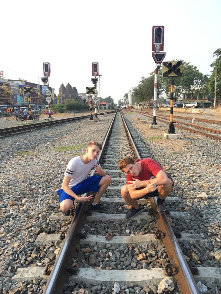 Freunde posieren auf den Gleisen | © Tim Sauer