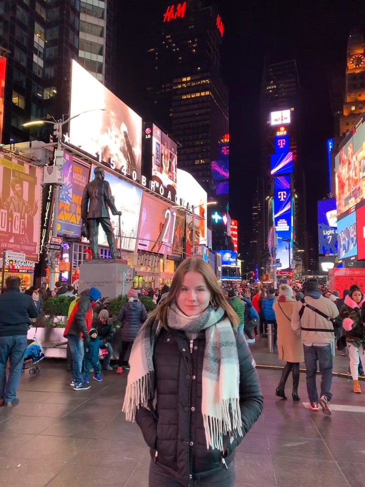 Angela vor dem Times Square | © Angela Dittes