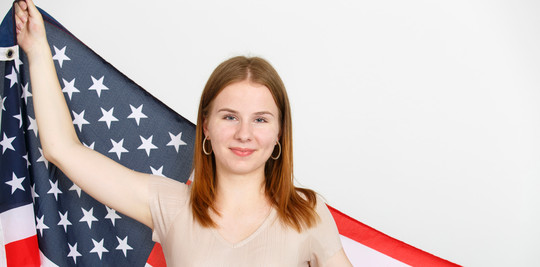 Angela hält USA-Flagge in der Hand  | © Angela Dittes 
