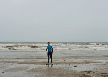 Person steht vor dem Meer  | © Mathis Schlüchtermann