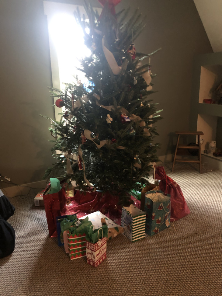 Geschmückter Weihnachtsbaum mit Geschenken | © Anna Mager