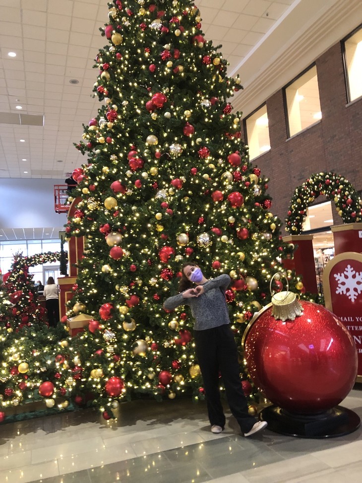 Ich stehe vor einem gigantischen, geschmückten Weihnachtsbaum | © Anna Mager