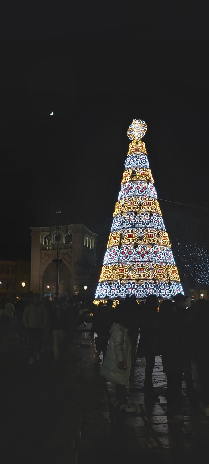 Ein riesiger Lichterbaum stand in der Mitte des Platzes. | © Fanny Donhuijsen