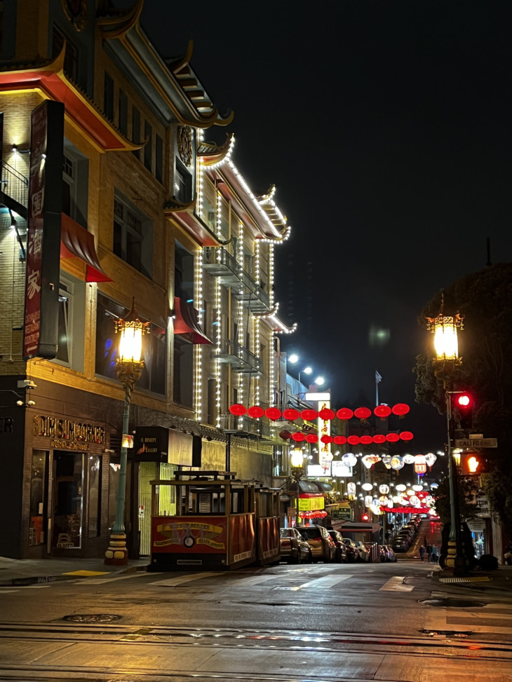 beleuchtete Straße in Chinatown  | © Emmanuel Bakowski 