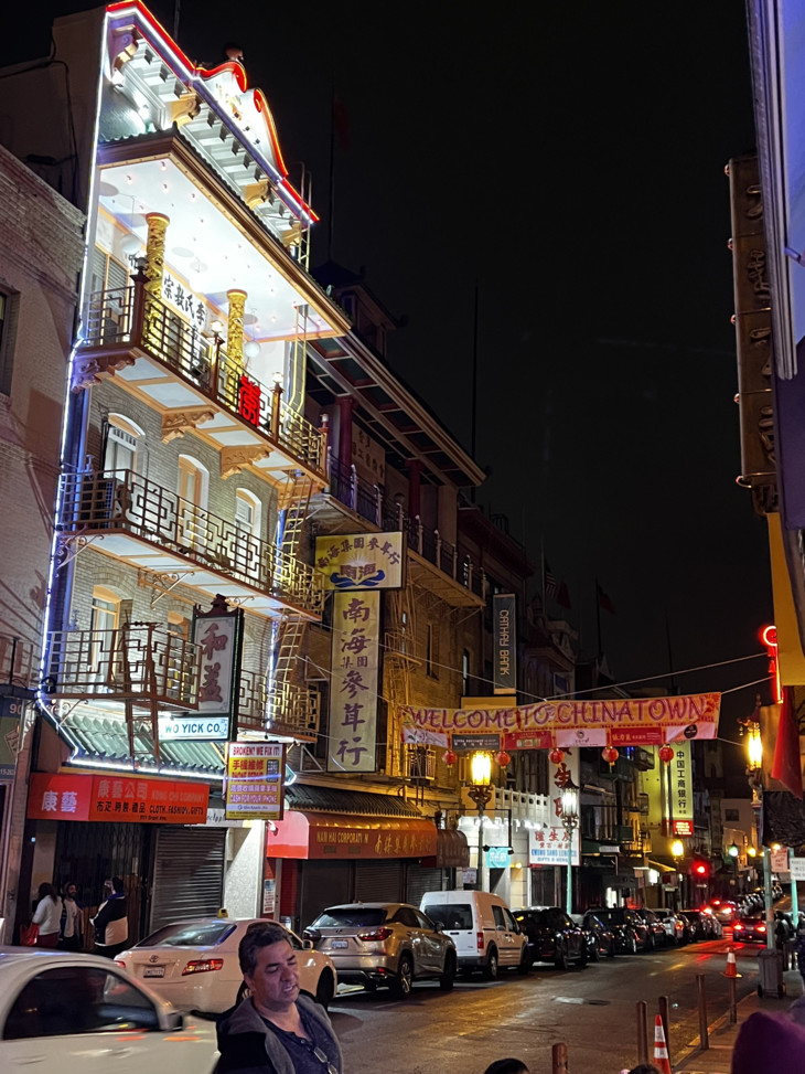 beleuchtete Straße in Chinatown  | © Emmanuel Bakowski 