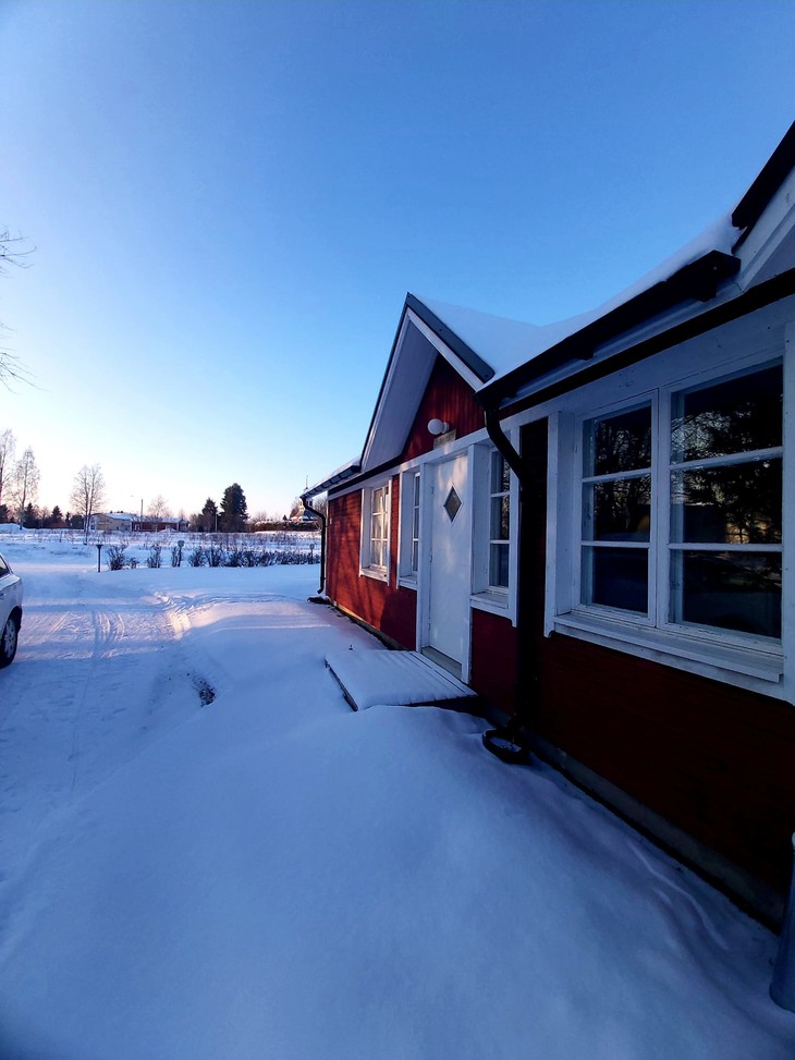 rotes Haus im Schnee | © Sarah Bolz