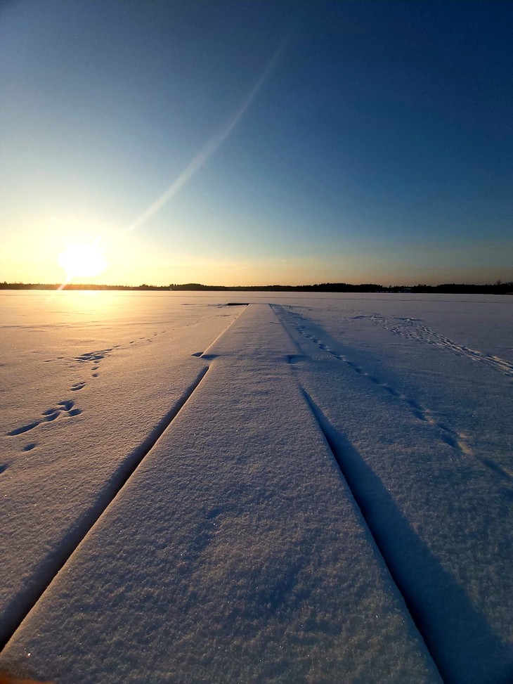 eingeschneiter See in der Sonne  | © Sarah Bolz 