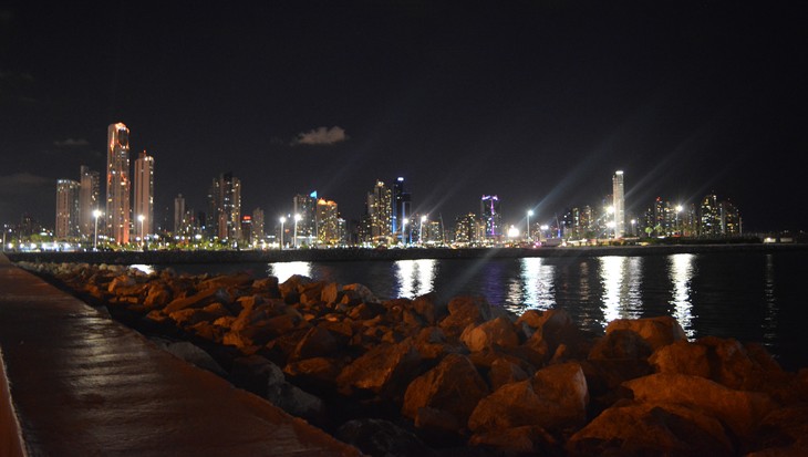 Panama City bei Nacht | © Julian Hobert