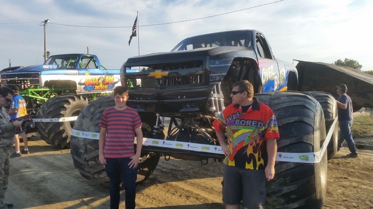 Aaron steht vor einem blauen Monstertruck  | © Aaron Lohoff