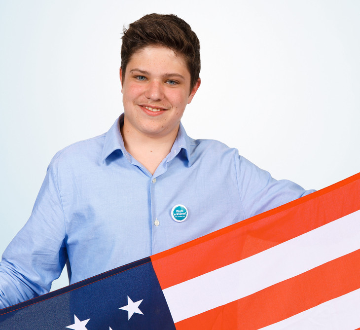Aaron hält die Flagge der USA in den Händen  | © Mrn GmbH