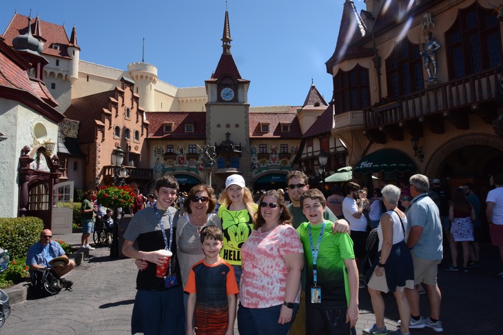 © Meine Gastfamilie und ich im "Germany" von Disneyworld