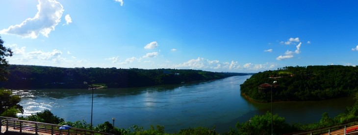 © Drei-Länder-Blick: der Fluss Parana bzw. Iguazu, links Paraguay, rechts Brasilien und „im Rücken“ Argentinien