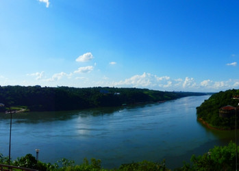 © Drei-Länder-Blick: der Fluss Parana bzw. Iguazu, links Paraguay, rechts Brasilien und „im Rücken“ Argentinien