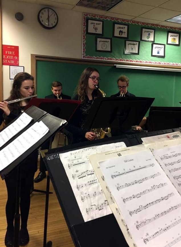 © Beide Jazz-Bands zusammen beim Aufwärmen in einem Klassenraum in New Trier (Chicago)