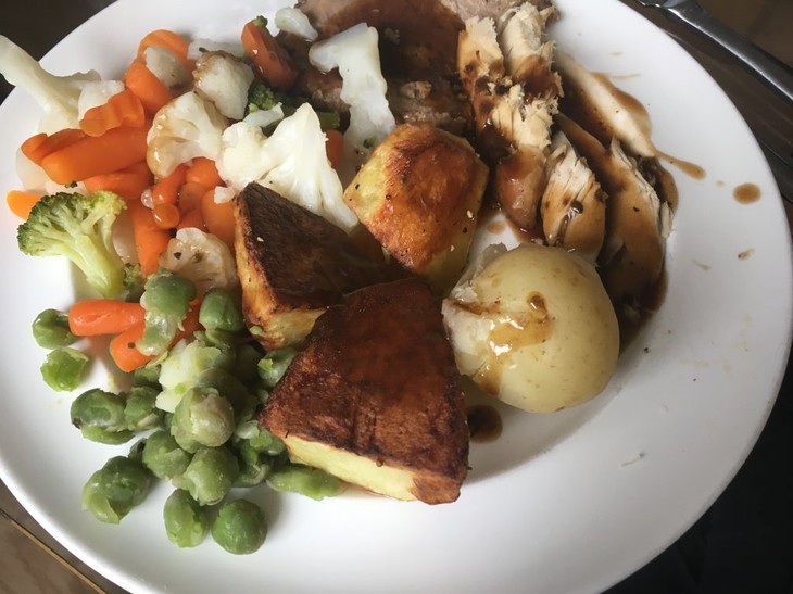 Mein erstes irisches Essen: Kartoffeln, Erbsen, Schweinefleisch, braune Soße und Kaisergemüse | © Emily Wördenweber