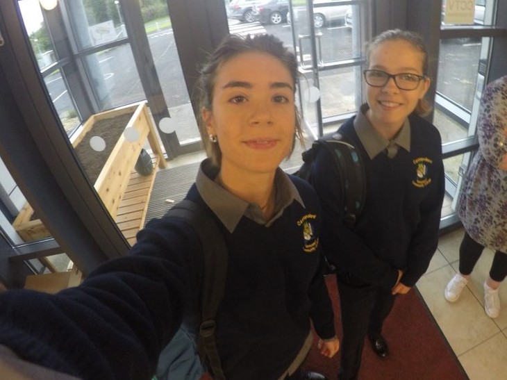 Selfie in Schuluniform  | © Emily Wördenweber