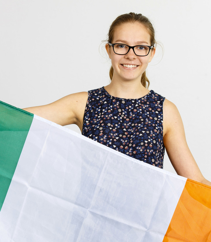 Emily hält Irland-Flagge hoch  | © MRN GmbH