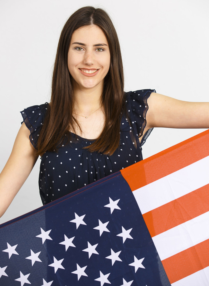 Hanna hält eine USA-Flagge in den Händen | © MRN GmbH