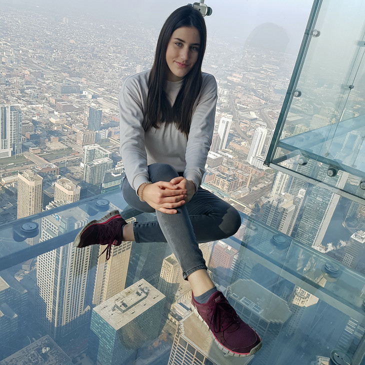 Hanna sitzt auf einem Glasboden in einem sehr hohem Turm | © Hanna Vogel