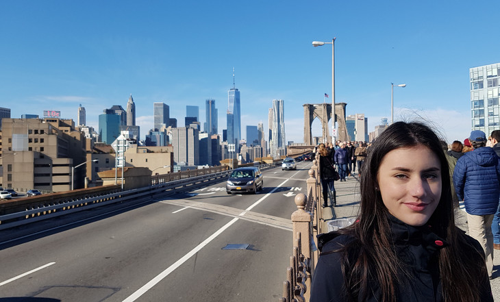 Hanna steht auf einer Brücke  | © Hanna Vogel