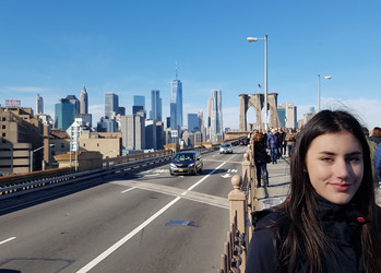 Hanna steht auf einer Brücke  | © Hanna Vogel