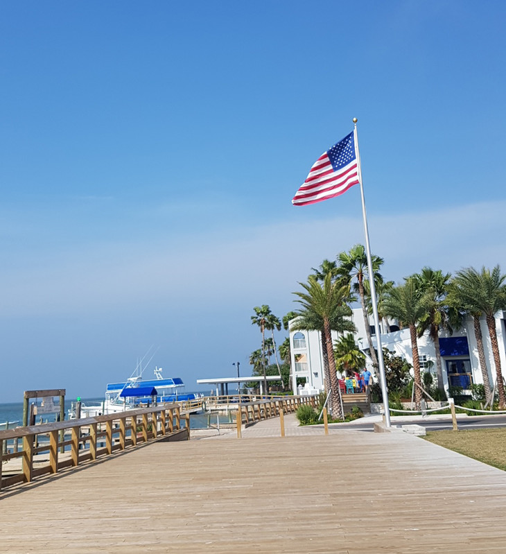 USA-Flagge hängt am Strand  | © Hanna Vogel