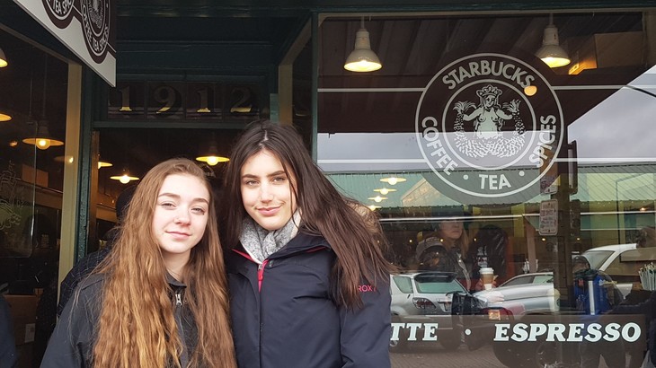 Hanna und eine Freundin stehen vor dem Starbucks  | © Hanna Vogel