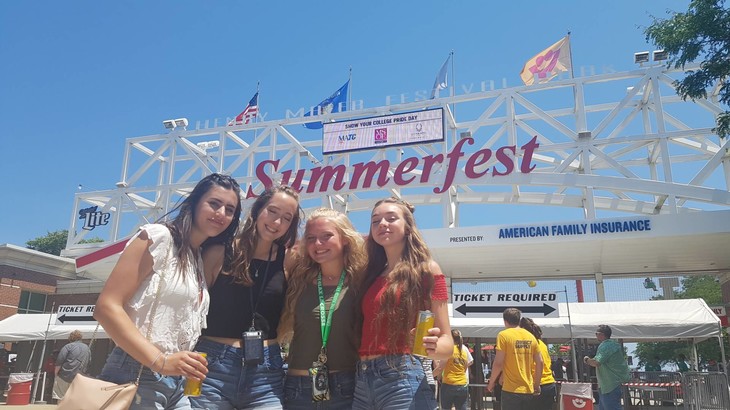 Gruppenbild auf dem Summerfest  | © Hanna Vogel