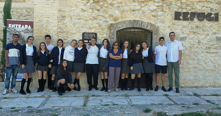 Gruppenbild in Schuluniform  | © Jana Vonderlin