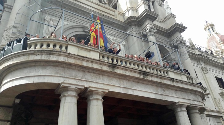 Menschen stehen auf dem Balkon | © Jana Vonderlin