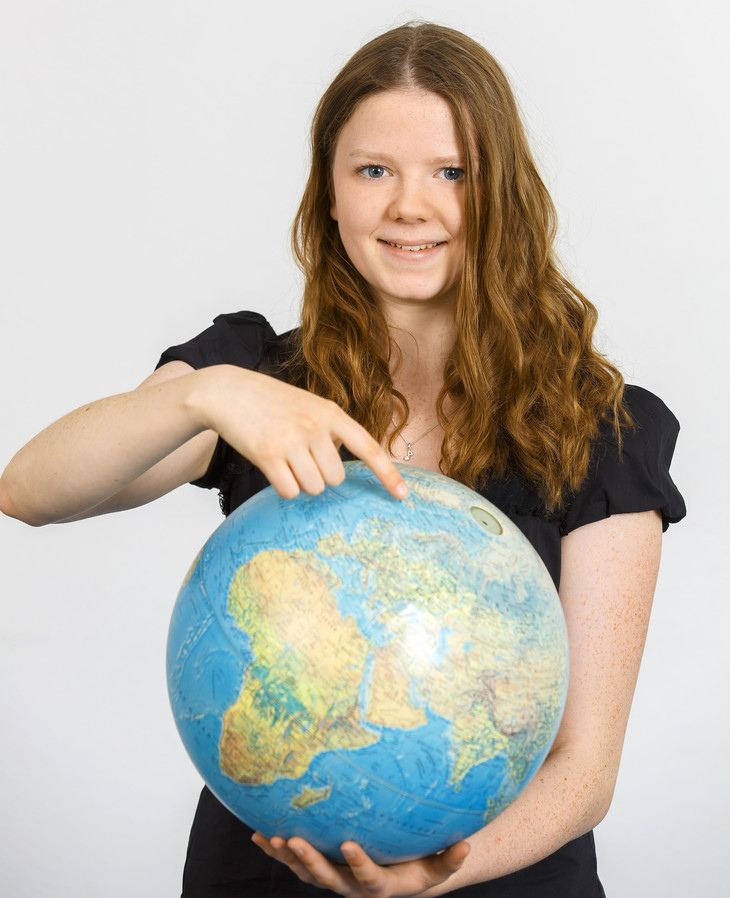 Jule hält einen Globus in der Hand  | © MRN GmbH