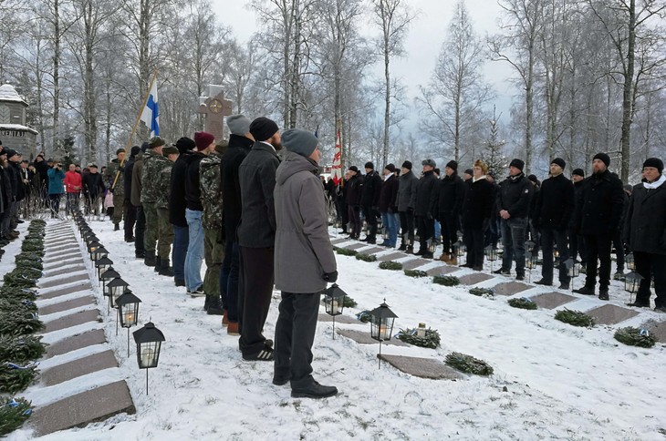 auf dem eingeschneiten Friedhof | © Jule Kralik