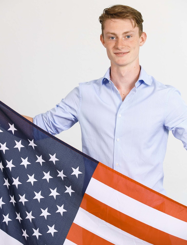 Julian mit USA-Flagge  | © MRN GmbH