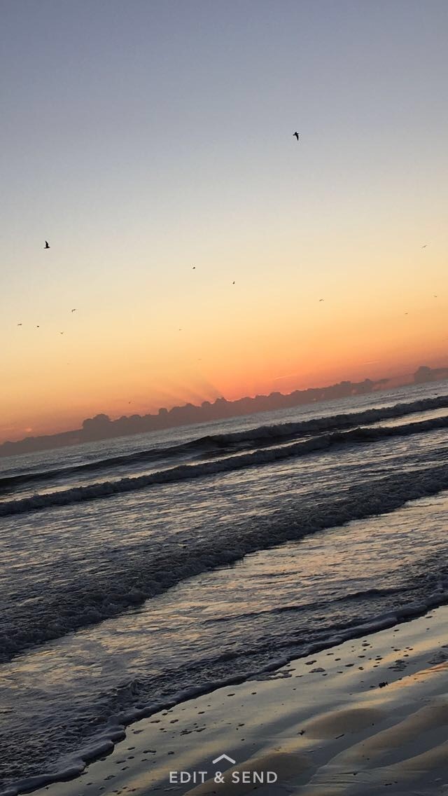 die Sonne geht im Meer unter  | © Julian Bahne