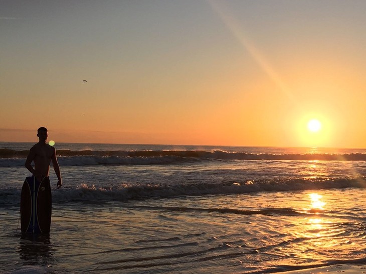 die Sonne geht im Strand unter  | © Julian Bahne