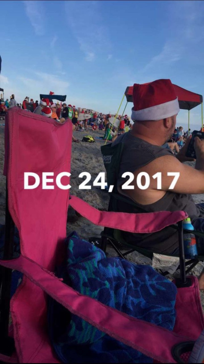 mit Weihnachtsmütze und T-Shirt am Strand | © Julian Bahne