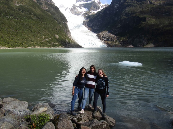 Vor einem Gletscher mit zwei anderen Austauschschülerinnen | © Lea Caruana