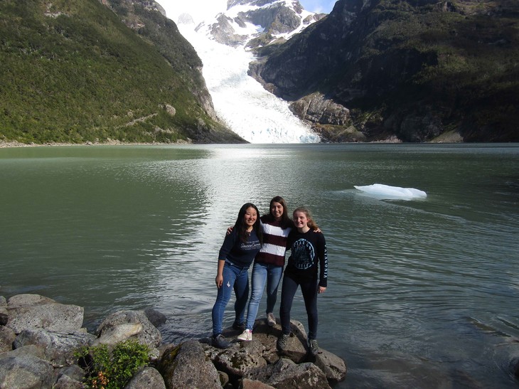 Gletscher mündet in einen See | © Lea Caruana