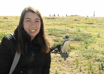 Lea sitzt neben Pinguinen  | © Lea Caruana