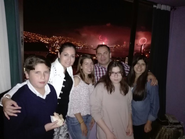 Mit meiner Familie an Silvester und dem Feuerwerk im Hintergrund | © Lea Caruana